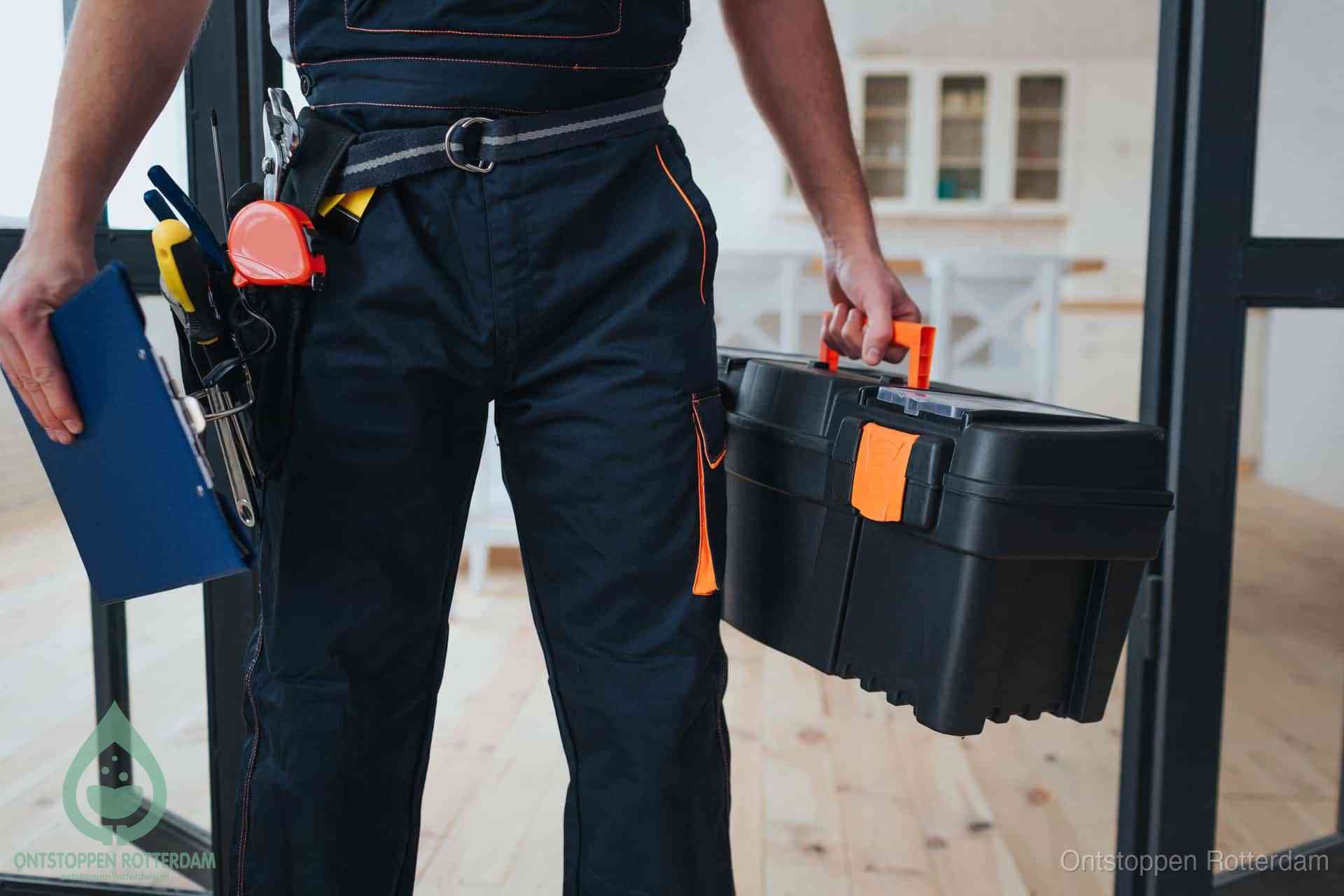 Een monteur met gereedschapsriem en klembord, klaar om een transparante prijs voor het afvoer ontstoppen in Rotterdam te geven