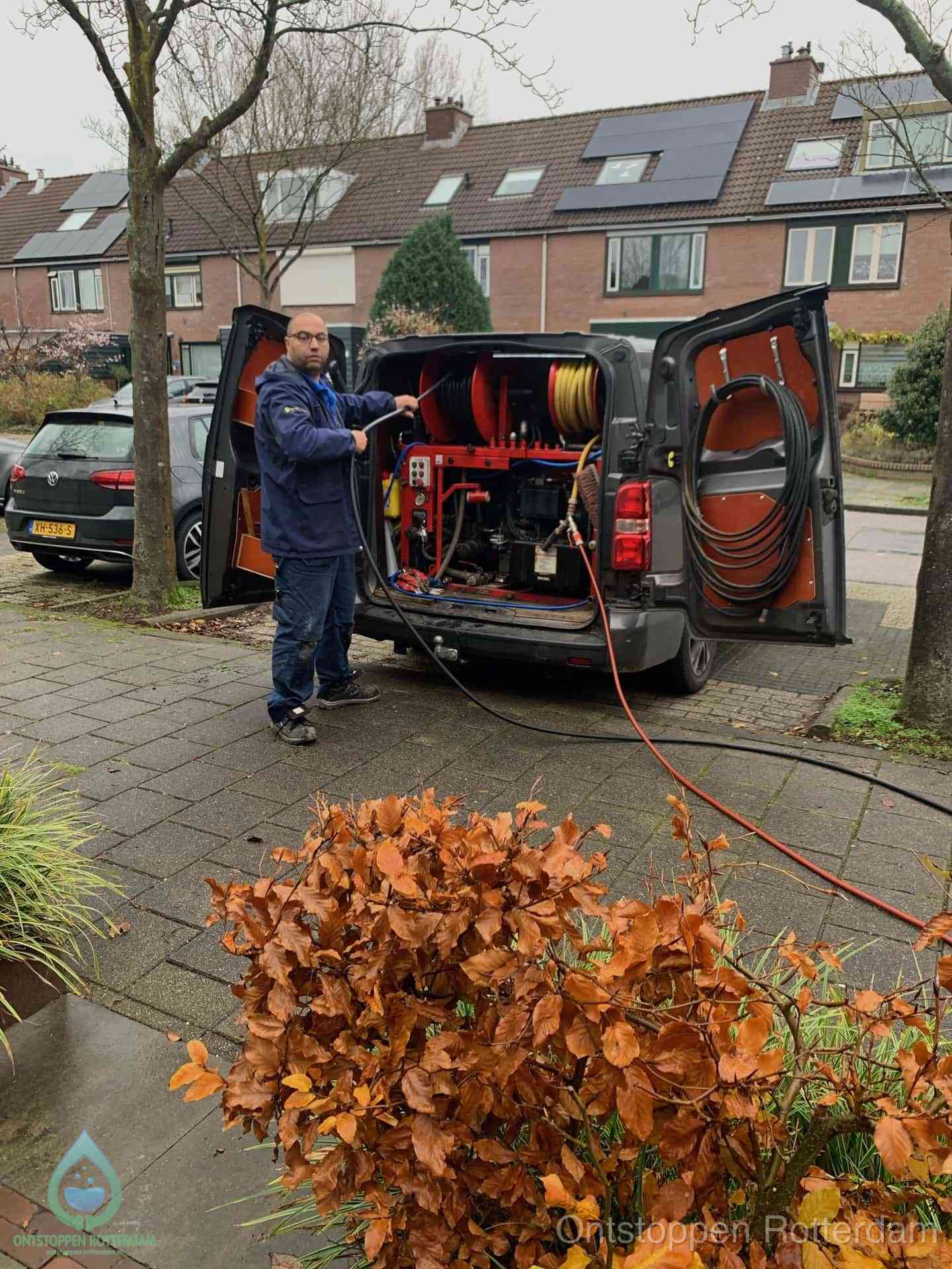 Rioolservice in de wijk in Rotterdam