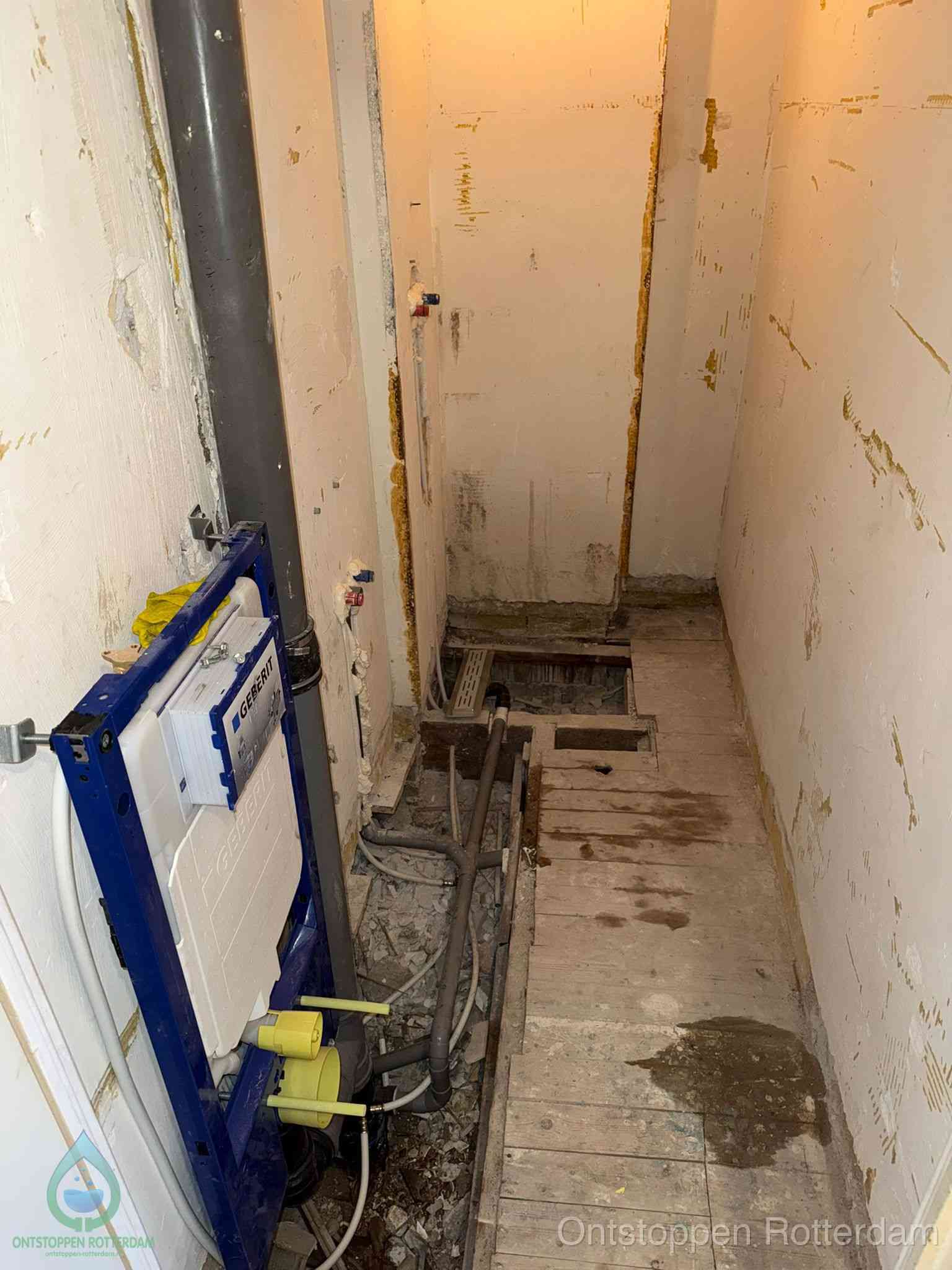 Een opgebroken toiletruimte tijdens renovatie met een Geberit inbouwreservoir en blootliggende oude afvoerleidingen, typisch voor oudere woningen in Rotterdam